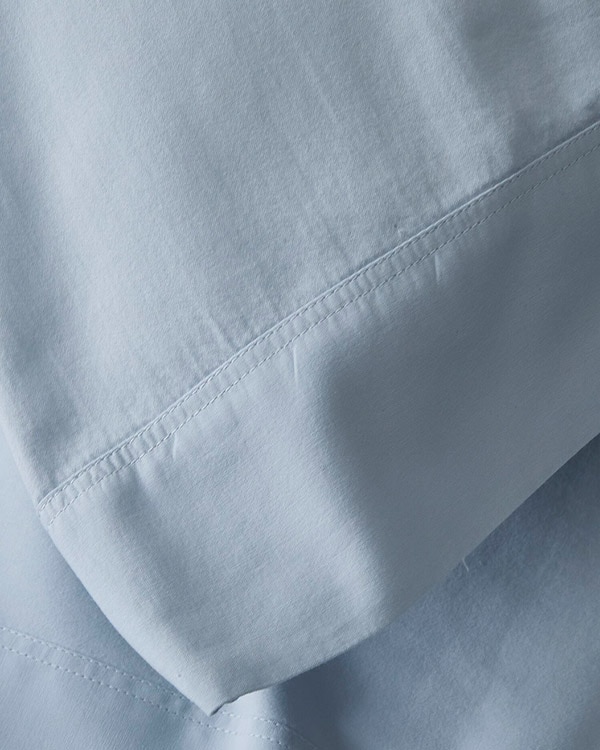 Close-up image of the hemline on the Relaxed-Organic-Cotton Sateen Sheets.